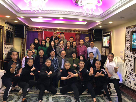 美國河南同鄉(xiāng)會(huì)和河南文化藝術(shù)團(tuán)全家福 美國河南同鄉(xiāng)會(huì)和河南文化藝術(shù)團(tuán)全家福