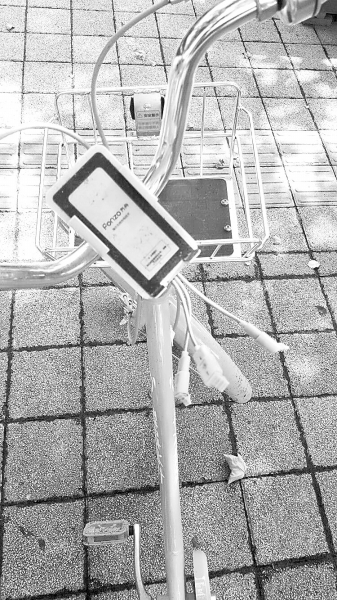 車把中間有手機充電支架，下方連接著3根充電線。