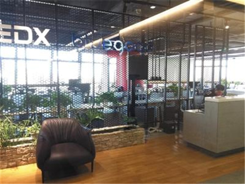 11月16日，小藍(lán)單車總部人去樓空，前臺只剩保安。