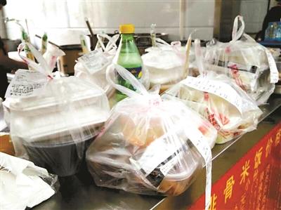 一餐館的“飯口”時(shí)段，等待“出發(fā)”的外賣(mài)擺滿案臺(tái)