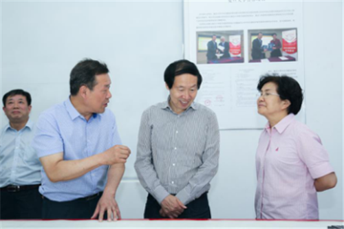 馬維理董事長(zhǎng)向劉局長(zhǎng)介紹“全國(guó)十佳文博技術(shù)產(chǎn)品”-字畫古籍高清拍攝修復(fù)儀 馬維理董事長(zhǎng)向劉局長(zhǎng)介紹“全國(guó)十佳文博技術(shù)產(chǎn)品”-字畫古籍高清拍攝修復(fù)儀