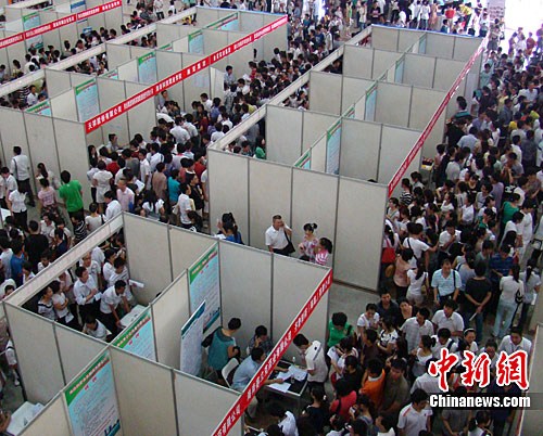 圖為招聘會現(xiàn)場人山人海的求職者。中新社發(fā) 付美斌 攝