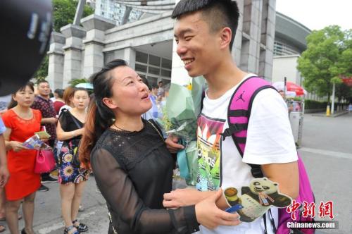 資料圖：家長(zhǎng)給考生送上鮮花。王康明 攝