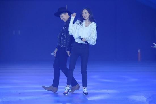 偶像面前，baby變羞澀少女