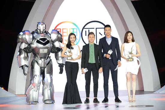 Klasse14腕表首席設(shè)計(jì)師 Mario Noblie以及超模蔚方卿為王鷗、江疏影頒發(fā)時(shí)尚突破藝人獎(jiǎng)項(xiàng)