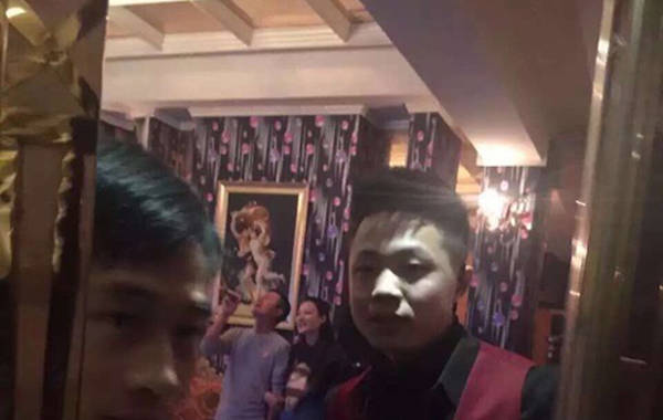 文章挽手女友人被偷拍 文章挽手女友人被偷拍