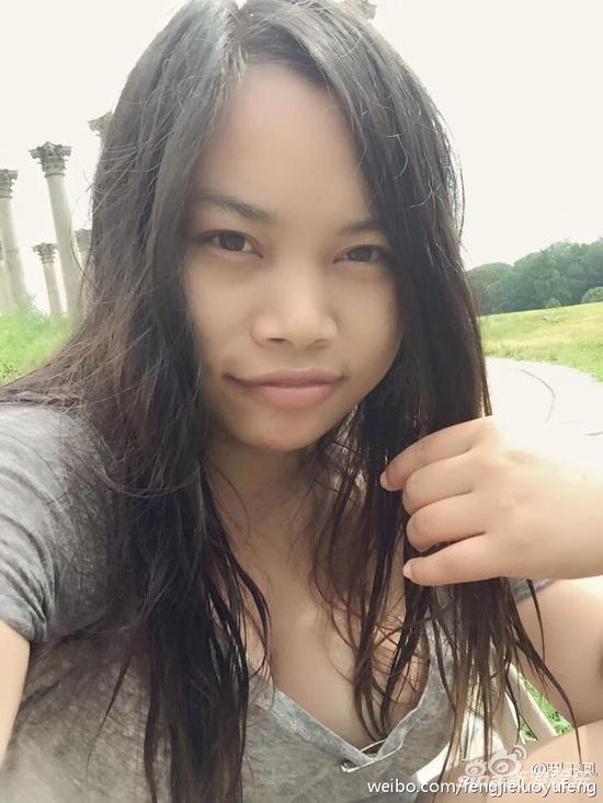 鳳姐周末出游曝“胸器”自拍 鳳姐周末出游曝“胸器”自拍