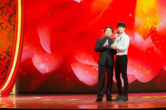 楊洋春晚節(jié)目曝光與佟鐵鑫演唱《父子》 楊洋春晚節(jié)目曝光與佟鐵鑫演唱《父子》