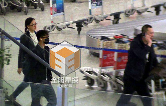 韓庚現(xiàn)身機場。