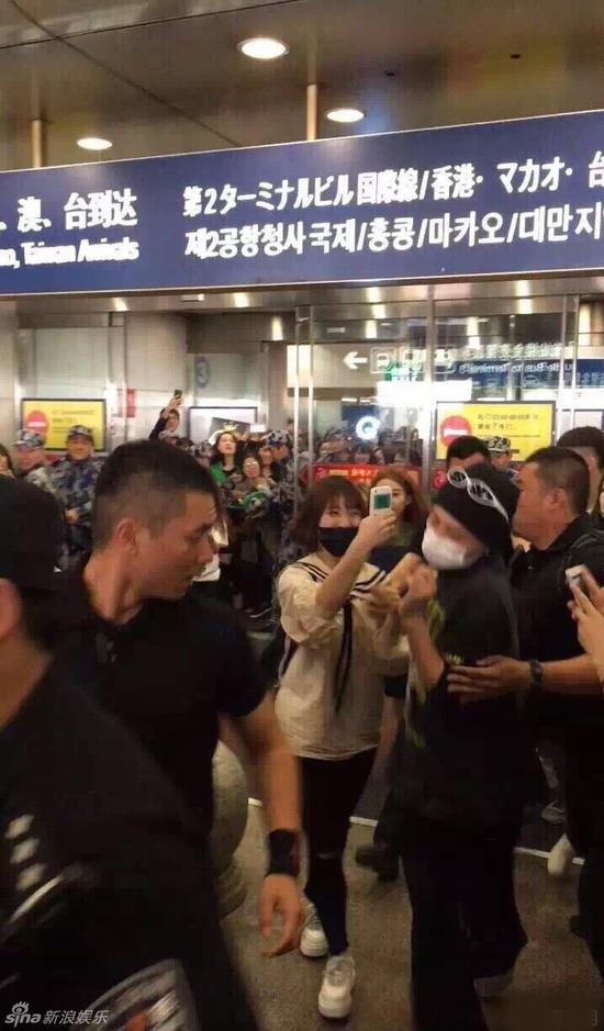 Bigbang權(quán)志龍抵達北京 保鏢怒推女粉絲