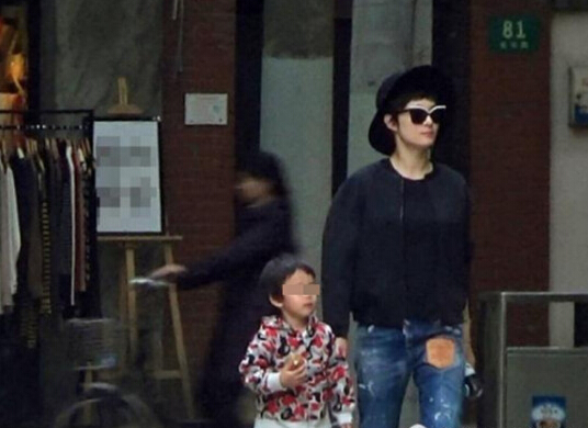 等等正面照曝光。