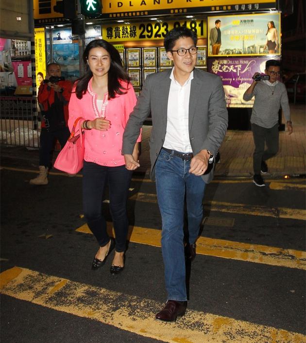 慶祝結(jié)婚四周年時(shí)，郭晶晶已有孕味