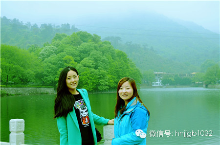 奧斯卡汽車影城的美女和這個風(fēng)景融入的真好啊，有木有？！