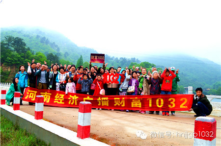 這么美的地方，我們合影留念，看大家多開心！