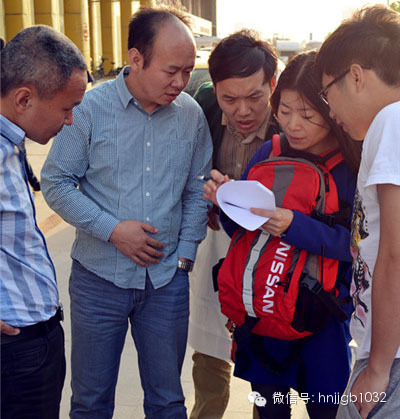 五點(diǎn)五十左右，聽(tīng)眾們陸陸續(xù)續(xù)到達(dá)鄭州捷和汽車(chē)，首先要做的第一件事就是找我們的工作人員要車(chē)標(biāo)