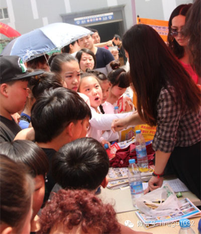 禮品領(lǐng)取處，這是要把工作人員圍攻的節(jié)奏啊。