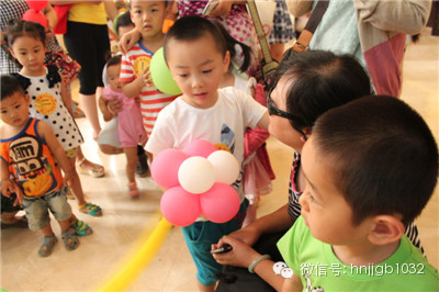 拿到氣球玩具的小朋友，瞬間成了焦點(diǎn)，周圍的小朋友都想和你做朋友，你知道嗎？