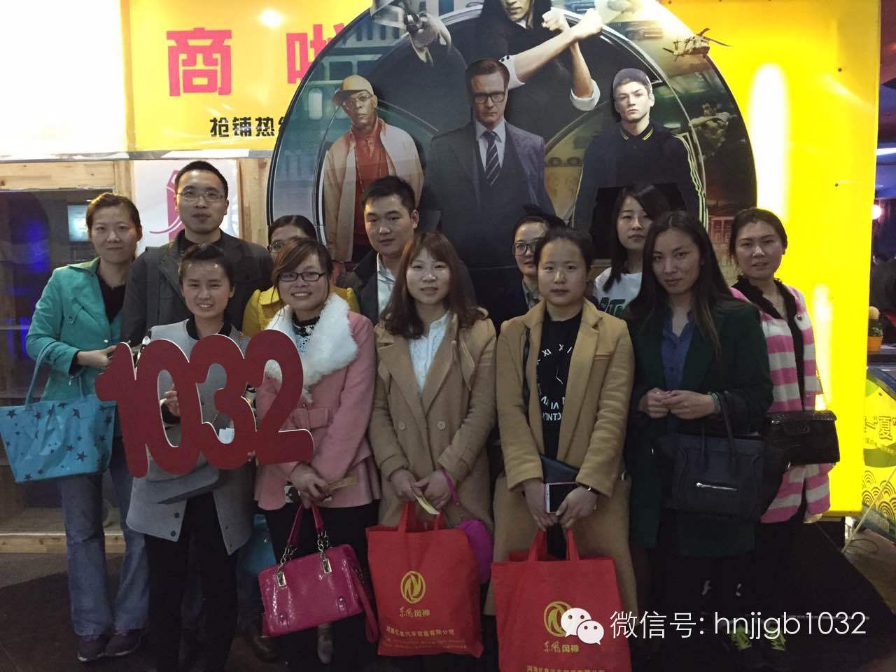 來(lái)個(gè)合影，1032的聽(tīng)眾棒棒噠，個(gè)個(gè)都準(zhǔn)時(shí)到達(dá)了集合地點(diǎn)。Johnny表示很欣慰??！