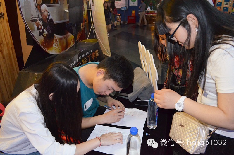 看，我們的工作人員正在組織簽到哦！