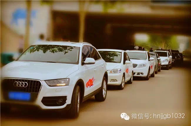 一排浩浩蕩蕩的車(chē)隊(duì) 一排浩浩蕩蕩的車(chē)隊(duì)