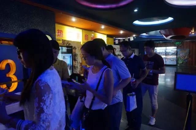 電影馬上開始，排隊入場嘍