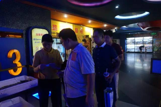 電影馬上開始，排隊入場嘍