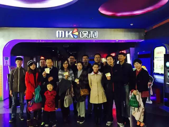 來張“全家?！保她R了，我們準(zhǔn)備進(jìn)場嘍