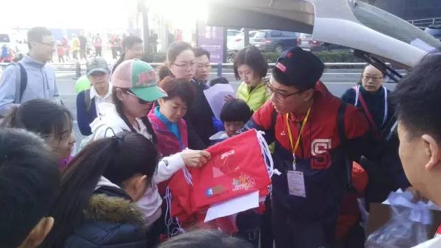 8:30準(zhǔn)時(shí)集合，現(xiàn)場工作人員給大家分發(fā)參賽證和參賽衣服。