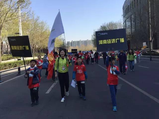 出發(fā)啦！小朋友和大朋友們昂首闊步向賽場邁進(jìn)！