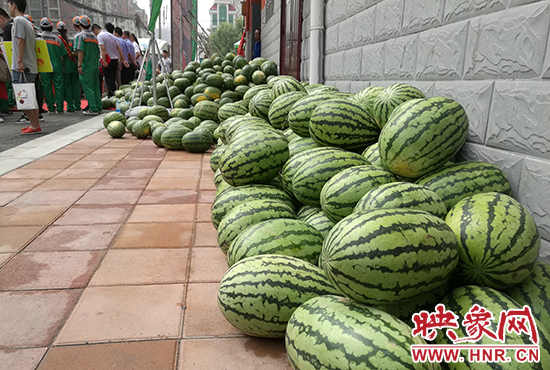 經濟廣播工作人員和愛心企業(yè)給正在忙碌的環(huán)衛(wèi)工人、交警等送去一萬六千多斤西瓜和近百提礦泉水。