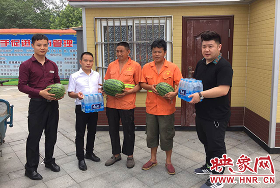 經濟廣播工作人員和愛心企業(yè)給正在忙碌的環(huán)衛(wèi)工人、交警和協(xié)警等送去了一萬六千多斤西瓜和近百提礦泉水。