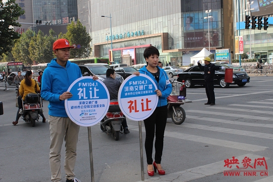 河南省文明交通形象大使、河南交通廣播主持人南方在活動(dòng)現(xiàn)場(chǎng)
