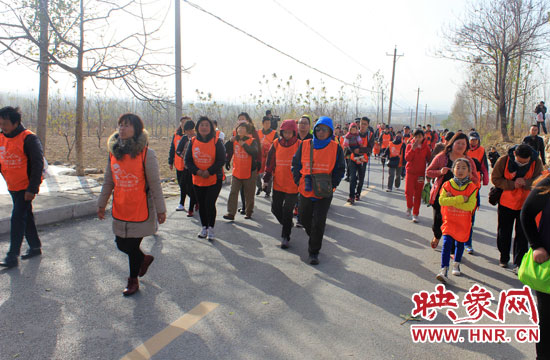 眾多參與登山的車(chē)友 眾多參與登山的車(chē)友