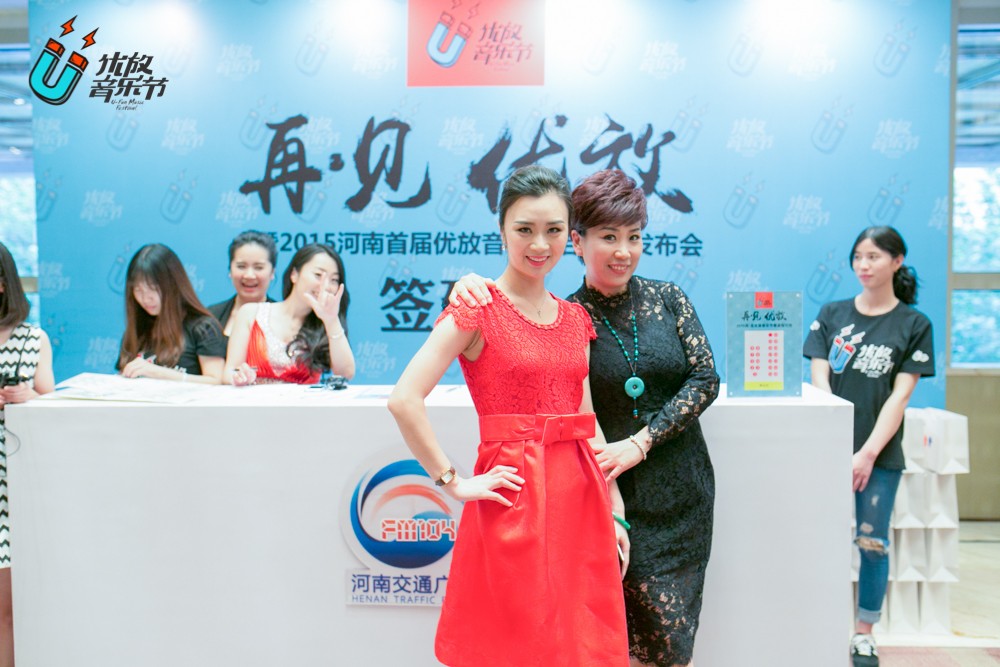 貼心的南方姐姐和美女主播小佩，海洋是不是每天都要流口水呀！