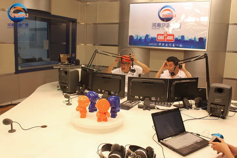 李憲和張弛怎么這么開心！又不是你們倆中獎了！