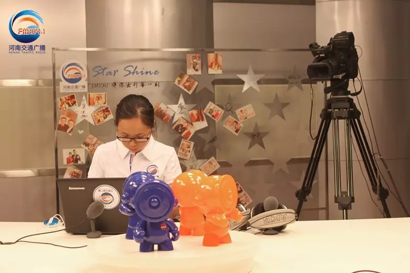 還是抽獎的姑娘比較認真！為保證抽獎的公平公正，映象網(wǎng)進行了全程視頻直播。