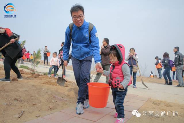 爸比爸比，你會種小樹嗎？我來教你吧~