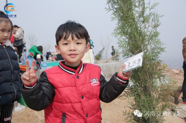 耶！你看，這是我種下的小樹苗！