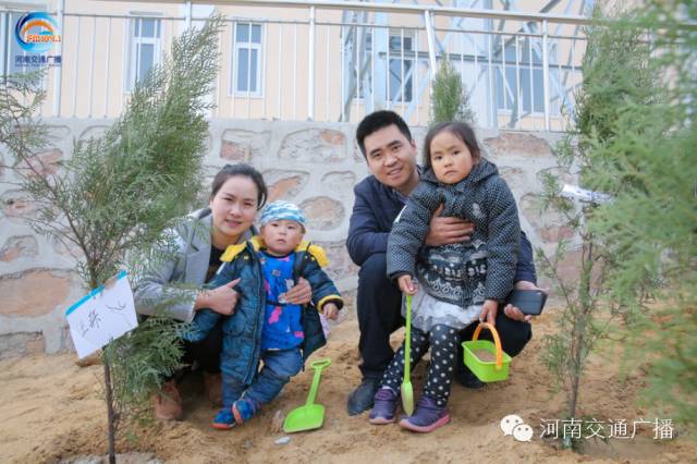 一家四口，一起種下我們的小樹，和寶貝兒們一起茁壯成長！