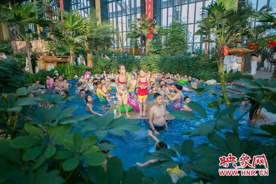 又開始過夏天的孩子們，在溫潤的泉水里放任天性。