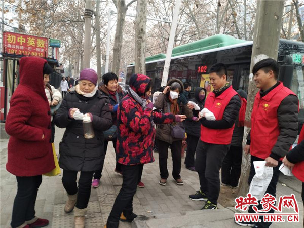 鄭州公交一公司志愿者為市民和環(huán)衛(wèi)工人發(fā)放免費(fèi)口罩 鄭州公交一公司志愿者為市民和環(huán)衛(wèi)工人發(fā)放免費(fèi)口罩
