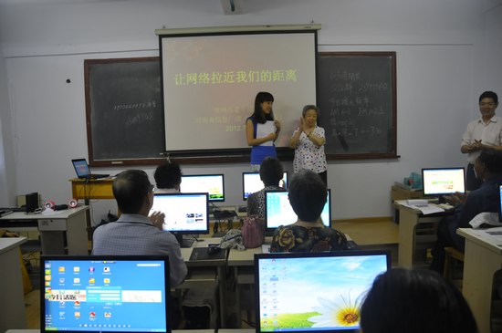 擁有18萬(wàn)粉絲的網(wǎng)絡(luò)紅人、78歲的QQ奶奶張秀麗也來(lái)到網(wǎng)絡(luò)課堂