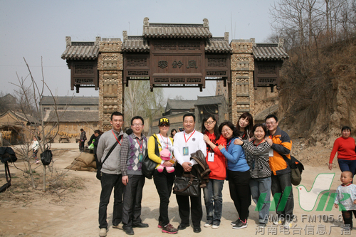 信息廣播總監(jiān)助理沈劍波與全體工作人員 信息廣播總監(jiān)助理沈劍波與全體工作人員