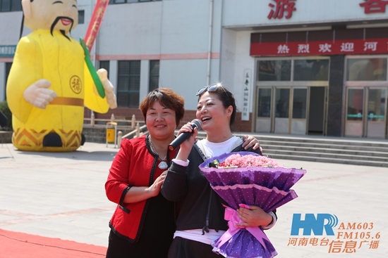 長壽山景區(qū)董事長、總經(jīng)理孫春花與主持人周迪