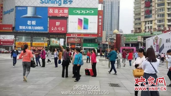 他們從四面八方匯集到二七塔下，由行走路人一下變成了一支舞蹈隊，跳起了節(jié)奏歡快、時尚動感的舞蹈。