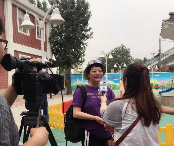 主持人周迪接受河南廣播電視臺(tái)記者采訪 主持人周迪接受河南廣播電視臺(tái)記者采訪