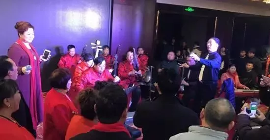 現(xiàn)場的樂隊老師也是咱的戲迷朋友，為了周迪的見面會今天累也開心