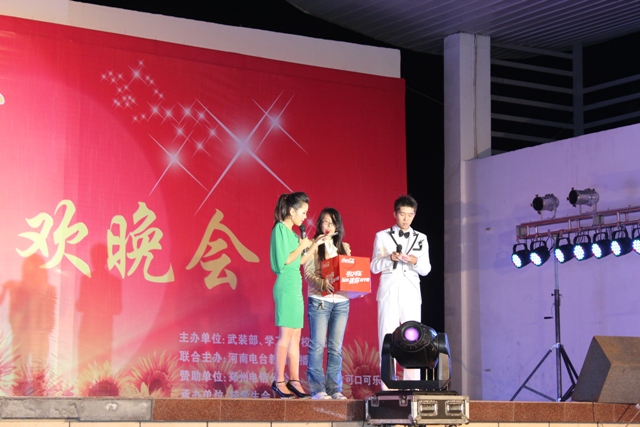 教育廣播女主播葉子現(xiàn)身晚會，全場沸騰