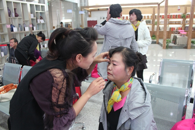 活動開始前，教育廣播女主播幫參與活動演出的老人化妝