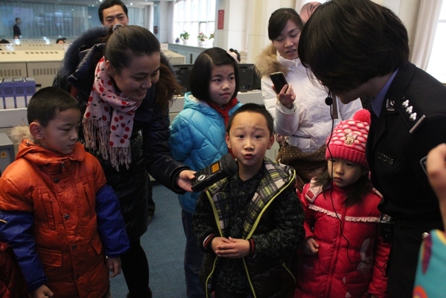 教育廣播記者明燕采訪小聽眾 教育廣播記者明燕采訪小聽眾